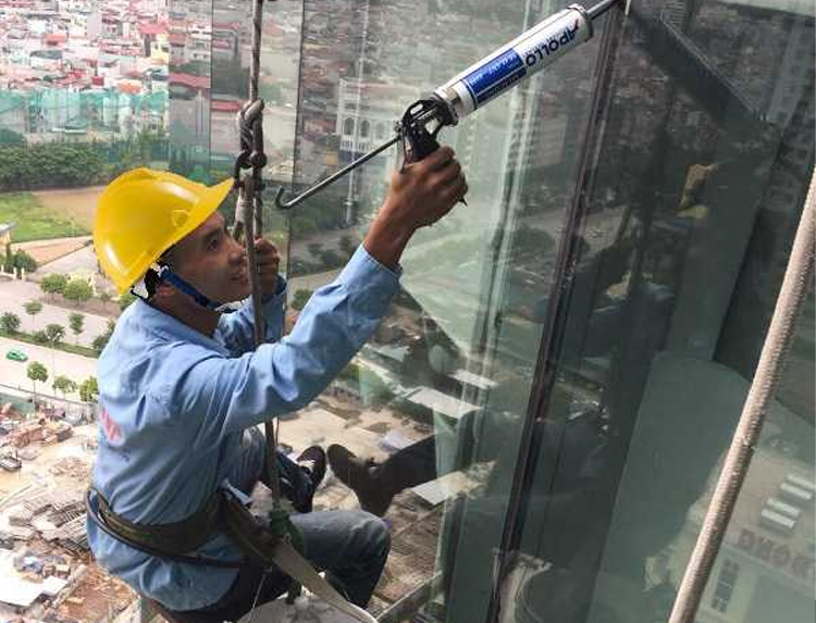 Chống thấm cửa kính từ bên ngoài (phải đu dây)