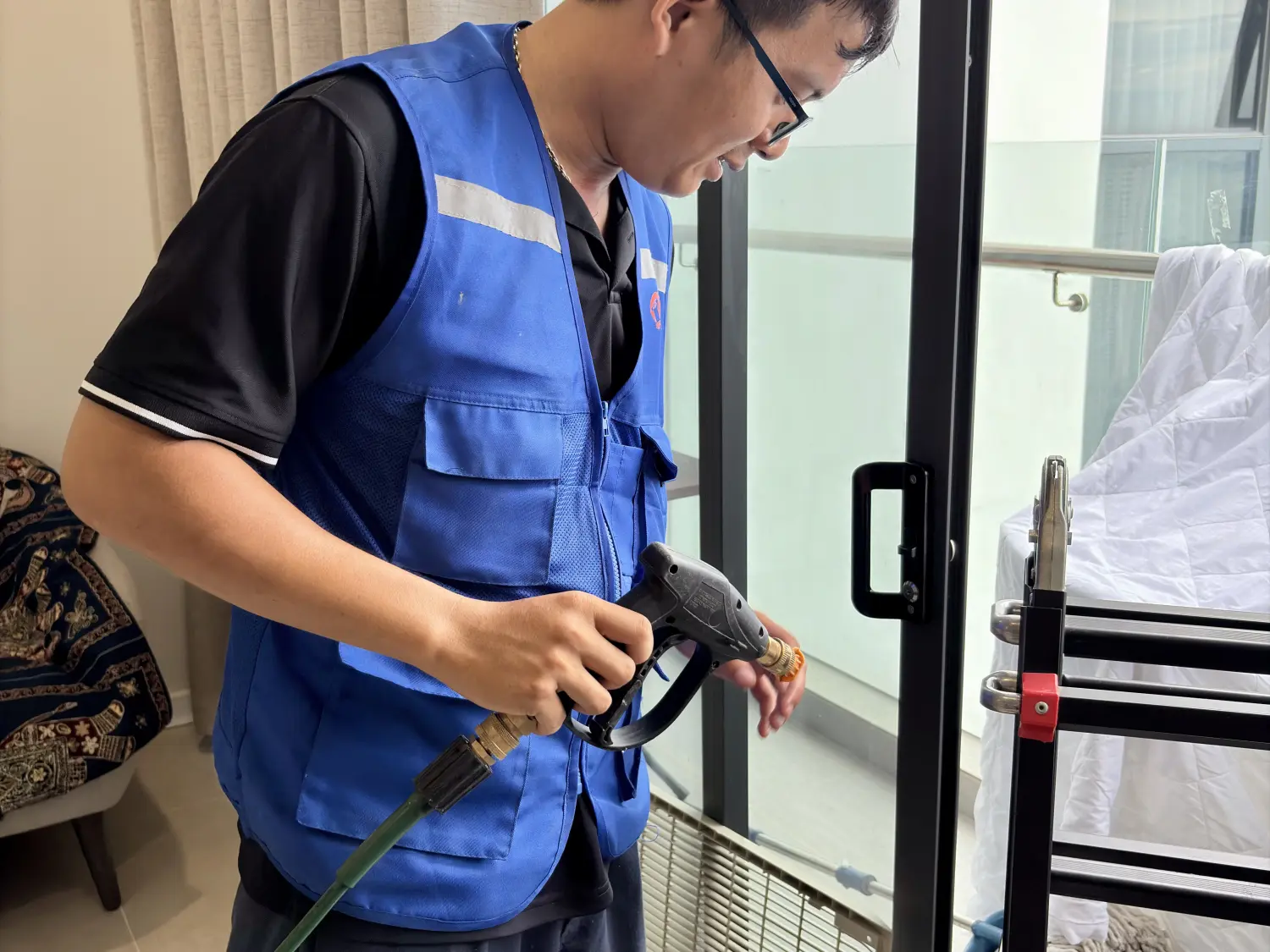 Thay kính cửa lùa ban công