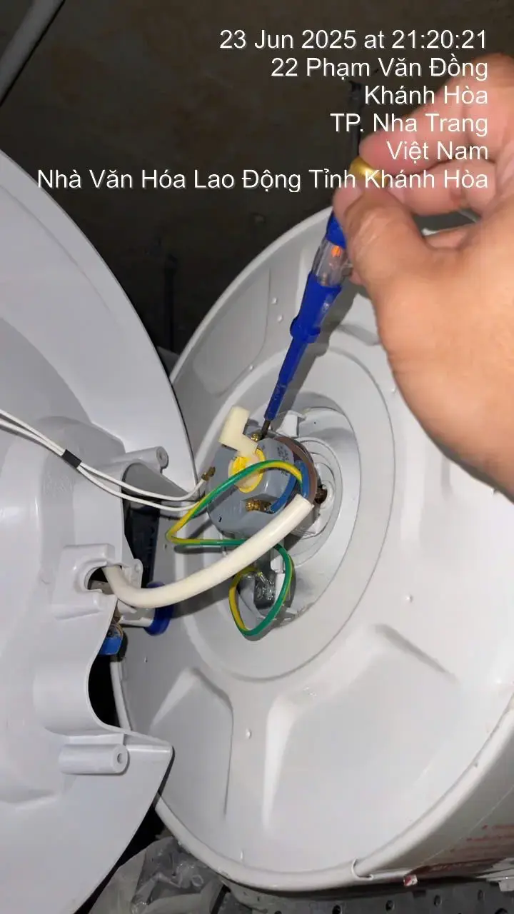 Vệ sinh máy nước nóng tại Scenia Bay-Nâng cao (tháo máy xuống)