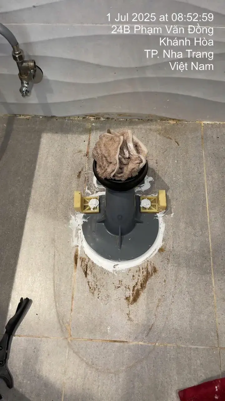 Sửa bồn cầu bị hôi (bồn cầu đang dùng, bẩn)