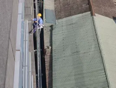 Chống thấm cửa kính từ bên ngoài (phải đu dây)