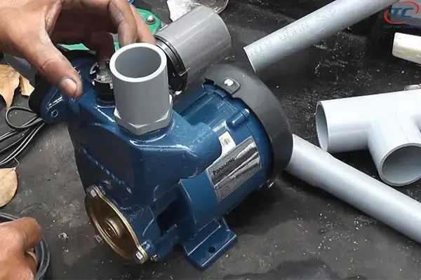 Lắp máy bơm nước, kèm ống nước