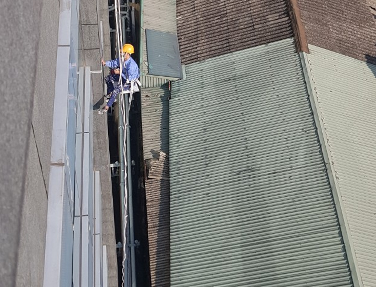 Đi lại đường keo silicon kính (đu dây từ bên ngoài)