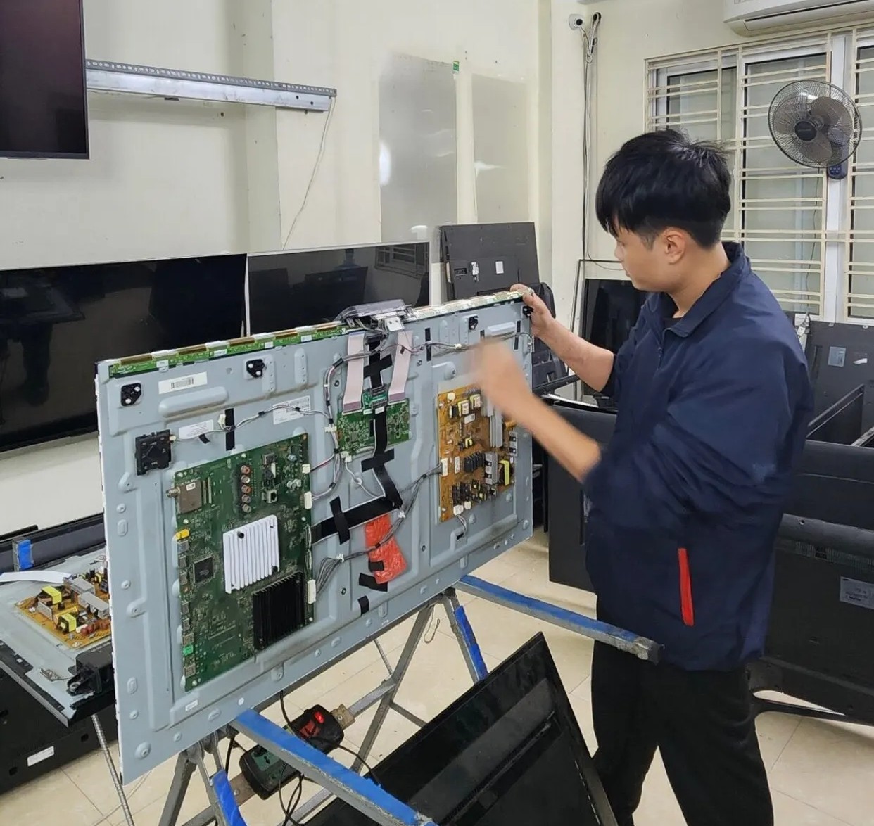 Sửa tivi bị sọc màn hình