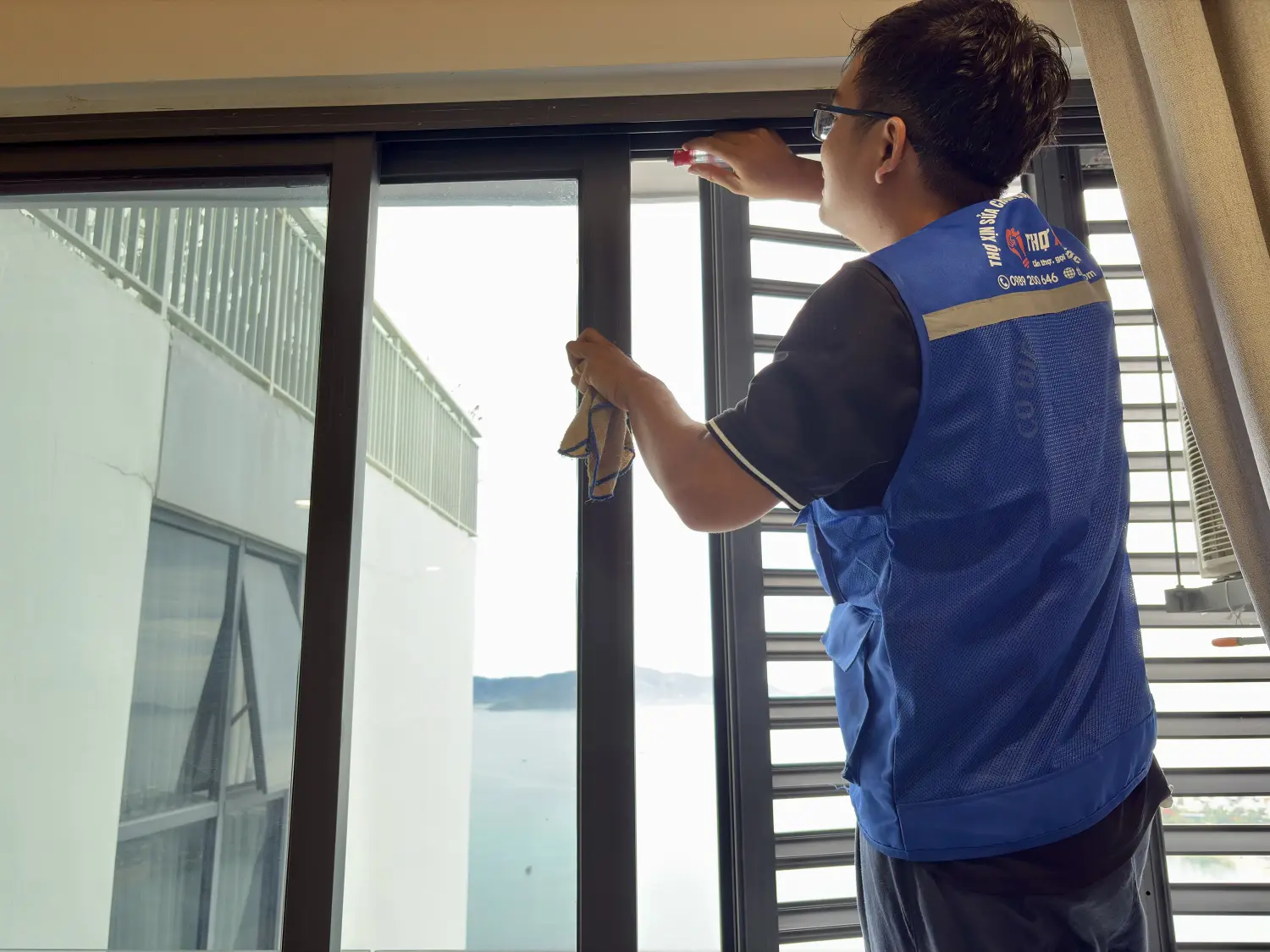 Thay kính cửa lùa ban công