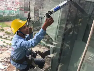 Chống thấm cửa kính từ bên ngoài (phải đu dây)