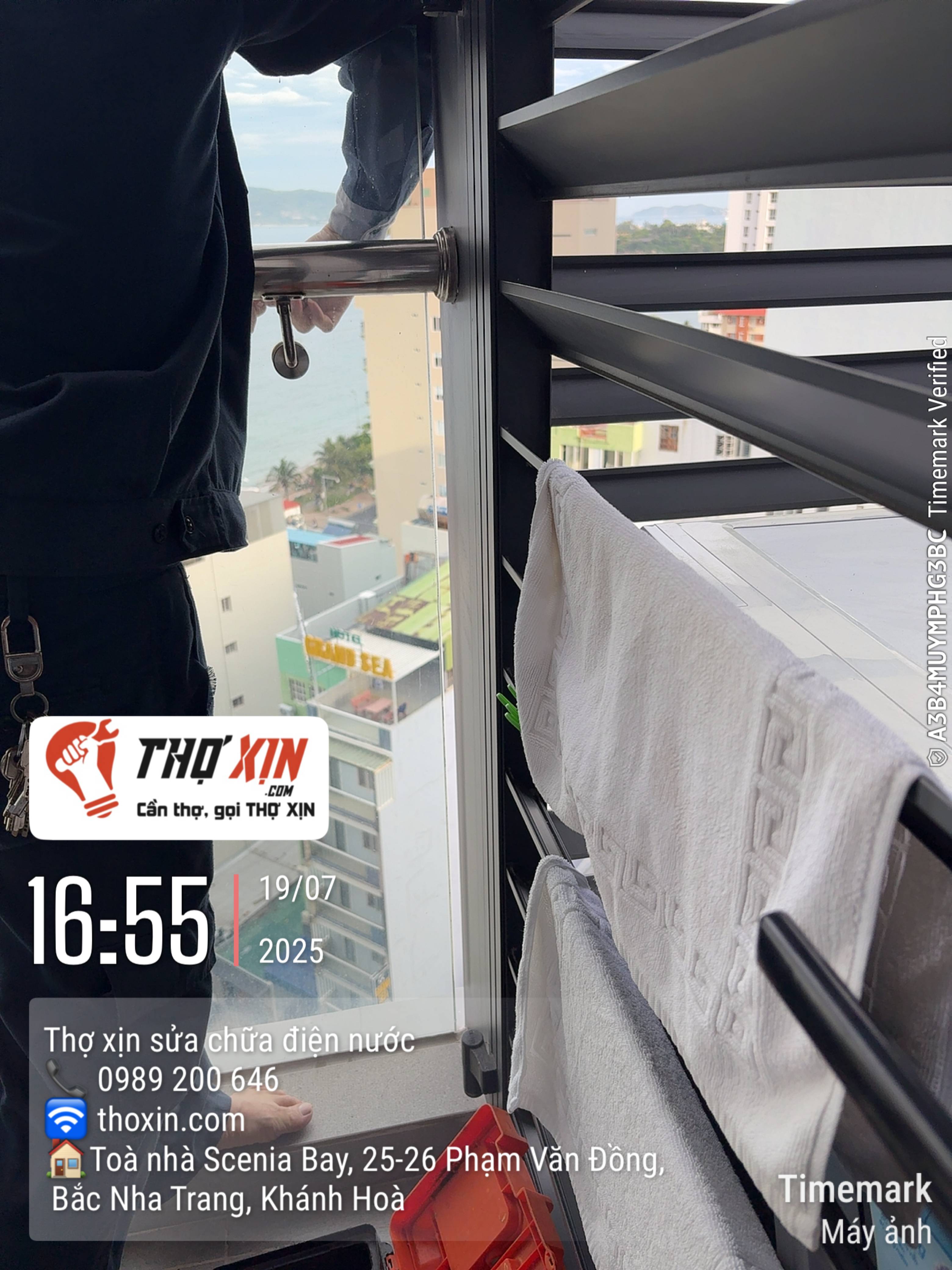 Thay kính lan can vỡ (1 tấm)